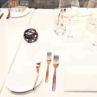特別訂製的玫瑰金餐具，美麗而低調，很配合餐廳的主題。