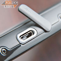 USB、microSD及3.5mm耳筒介面都有防水膠邊保護。