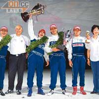 得獎車手謝榮鍵（左一）、安德烈亞（左三）、蒙特西（右三）、「中國年度車手」張大勝（右二）與Scirocco Cup亞洲區負責人沙德（左二）合照留念。