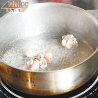 田雞清洗過後，只取兩條腿的肉，以鹽略醃，然後以橄欖油煎香，當田雞腿肉轉至金黃色，加入小量清水再煮。