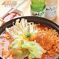 泡菜湯麵 $58<BR>韓國即食麵一向都是不少港人的消夜之選。店子用的湯麵是韓國最受歡迎的麵條，配合又香又辣的泡菜同吃，惹味又飽肚。