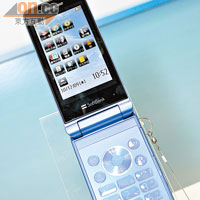 Sharp展出Solar Hybrid混能設計的SoftBank 842SH手機。