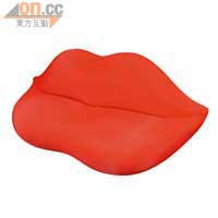 「意」念嶄新<br>充滿熱情的唇形梳化「Studio '65 Marilyn lips」，令人聯想起性感女神瑪麗蓮夢露，是Gufram的限量出品。$75,000