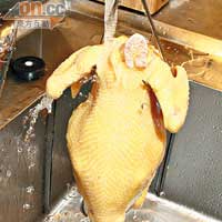 將雞放於冰水中浸泡約20至30分鐘，取出，瀝乾水分後斬件，蘸私房汁料食用即可。