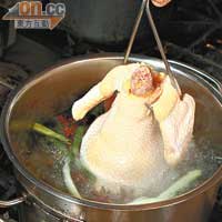 原煲水再煲滾，下雞，至水再滾起，加蓋關火，浸約45分鐘，取出雞。