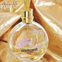 Roberto Cavalli 40th Anniversary EDP $748\100ml(h)<BR>前調是草莓、青蘋果及粉色胡椒混合而成的清新果香，主調是柑橘花加上茉莉花及向日葵的味道，基調是溫暖的廣藿香及香草氣息。