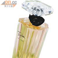 Lancôme Trésor In Love $585\75ml(a)<BR>以柔和的桃花、佛手柑和梨子作前味，綴以辛香的粉紅胡椒實，再以低調的水蜜桃和紫羅蘭帶來和諧氣息。茉莉及玫瑰的花香中調，後味以雪松和麝香構成，整體感覺淡雅細膩。