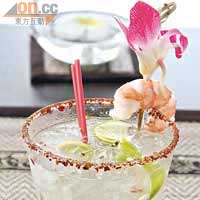 Tom Yum Cocktail $58<br>混合青檸味伏特加、檸檬葉、薑、香茅茶等炮製Cocktail，味道果真有冬蔭功的影子，帶點微辣，還以凍蝦作裝飾，一絕。