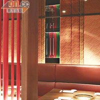 牛角倣效日本的原店設計，意念源自日本人的和服，一條條看似簾子的顏色柱原來代表和服領口上的條紋，而牆身的布置則用上和服的布料，十分特別。