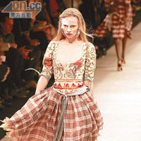 Vivienne Westwood花衫配格仔裙，視覺效果豐富。