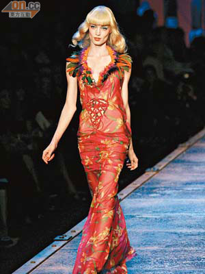 巴黎<br>Christian Dior在設計總監John Galliano主理下，花裙飄逸養眼。