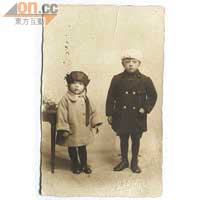 這張兩個小孩的Postcard，便是Jing最愛。