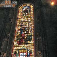 大型彩繪玻璃窗多是描述聖經故事，非常華麗。