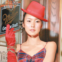 Reiss紅色紳士帽 $699（c） <br>Max&Co.紅色冷手襪 $480（e）<br>KOOKAï紅×藍色格仔連身裙 $1,680（f）
