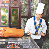 陳師傅廚藝出眾，單是一道燒乳豬也做得香脆甘香。