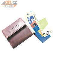 Dries Van Noten錢包是James遊日本時所用的款式，擺放了積分卡跟Suica卡。