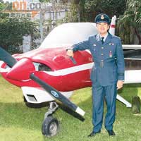 不但當過義勇軍，還參加過香港航空青年團，做過上尉。