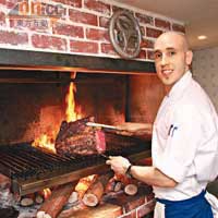 餐廳行政總廚Ignacio Elizondo負責主理正宗阿根廷菜，而其身旁的傳統烤爐Parrilla，溫度約攝氏300至400度，以炭及香木燒牛扒；烤爐上方的巨輪，是用來控制爐架的高度，方便掌握火候。