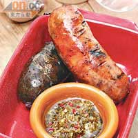 Chorizo Sausage & Morcilla Sausage $68/條<BR>由阿根廷來的肉腸，前者（較淺色的）是用豬肉、肥肉及香料製造，味道像一般高級的豬肉腸；後者（黑色的）則混合了豬血、豬皮、豬肉等，味道濃郁，還有豬皮帶來的脆口。