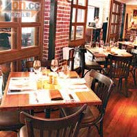 餐廳從阿根廷運來餐枱椅，配以紅磚牆及木橫樑等，重塑地道風貌。