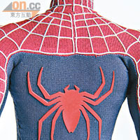 背脊縫有立體蜘蛛Logo，並非求其燙印上去。