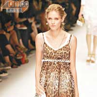 Dolce & Gabbana豹紋連身裙，充滿優雅佻脫氣質。