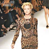 Dolce & Gabbana豹紋貼身連身裙，玲瓏美態盡現。