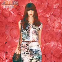 紐約<br>Mulberry虎紋連身裙，時尚中帶出一份野性。
