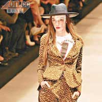 Vivienne Westwood豹紋pantsuit，發放中性魅力。