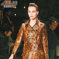 Loewe豹紋trench coat，經典中釋放着奢華。