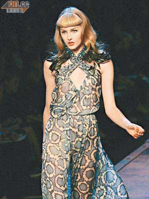 巴黎<br>Christian Dior晚裝裙上的抽象豹紋圖案，華麗野性兼備。