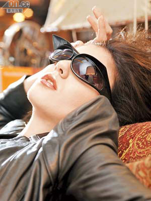 Linda Farrow × JEREMY SCOTT黑色機翼形膠框眼鏡 $1,460（a）