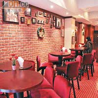 餐廳的紅磚牆十分搶眼，帶有歐陸情懷；另牆上有多幅藝術壁畫，部分更是描繪巴黎景色。