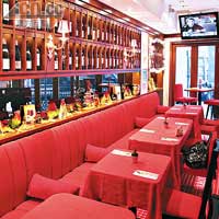 以紅色為主調的餐廳，充滿法國著名景點紅磨坊的感覺。
