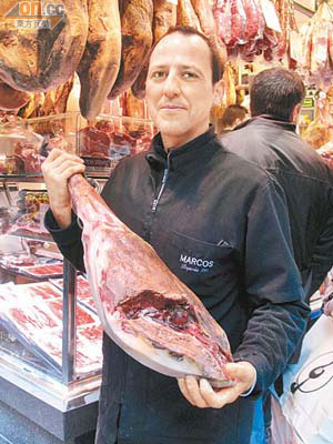要買黑毛豬西班牙火腿，來到地道街市La Boqueria，即叫即切，新鮮到極！