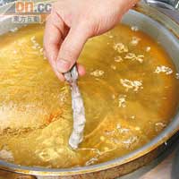 做法：<br>1. 花竹蝦去殼切好、上脆漿，放在芝麻油鑊內炸至金黃色熟透。