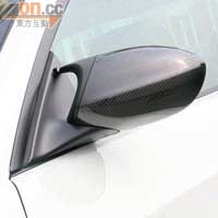 側鏡、車頂及尾翼都用上碳纖維物料，收輕量化之效。