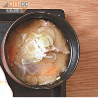麵豉湯用的是白麵豉，是日本信州的出品，味道帶甜，加上豚肉、木薯糕、牛蒡等配料，單是餐湯也很豐富。
