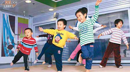 兒童體操課程，及早鍛煉幼兒筋腱肌肉發展，有助他們培養身心均衡成長。