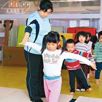 平衡運動有助刺激左右腦發展，「捐山窿」遊戲亦可訓練兒童團體合作精神，從而加強小孩心智發展。