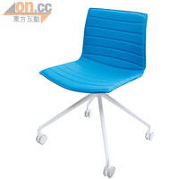 名為「Catifa Swivel Chair」，外形變化多端，色調則包括大熱的淡黃綠、藍及深紫色。$6,999