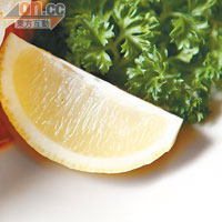檸檬<br>不說不知，簡簡單單的檸檬，也能提鮮吊味，而且跟龍蝦產生化學作用。