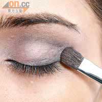 Step 1<BR>先用淡粉紅色眼影掃在整個眼窩位置，然後用灰色打橫V字掃在眼窩半弧形線位上，打造眼部輪廓。