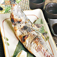 燒池魚　每條$68<br>池魚不是定期供應，阿誦每天到街市，先看貨才決定當日食材。池魚是日本地道美食，比燒鯖魚的工序還多，很考師傅功夫。