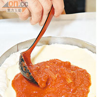 最後淋上番茄醬，放入焗爐焗45分鐘即成。