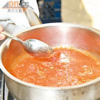 先預熱焗爐至攝氏190度，炒香蒜片後加入番茄蓉及鹽做成醬汁備用。