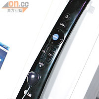 透過設計簡單的Magic Motion Remote Control即可操作Smart TV，非常User Friendly。