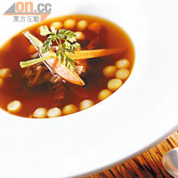 Beef and Porcini Broth $88<br>將薯仔、甘筍、牛肝菌及牛胸肉等，以慢煮方法熬足12小時而成，湯頭雖清澈，入口卻啖啖濃香，Chef Jaakko冬天必飲。 