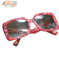 紅框太陽眼鏡是近期的至愛，輕易配襯英倫風服飾。