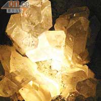 水晶洞內有多塊巨型水晶，發放能量。
